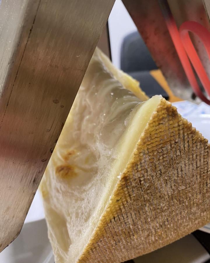 Préparation de plateau de fromages pour événements à Haguenau
