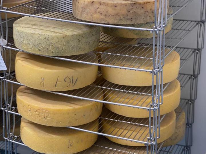 Nous pratiquons un affinage traditionnel qui respecte l'authenticité de chaque variété.